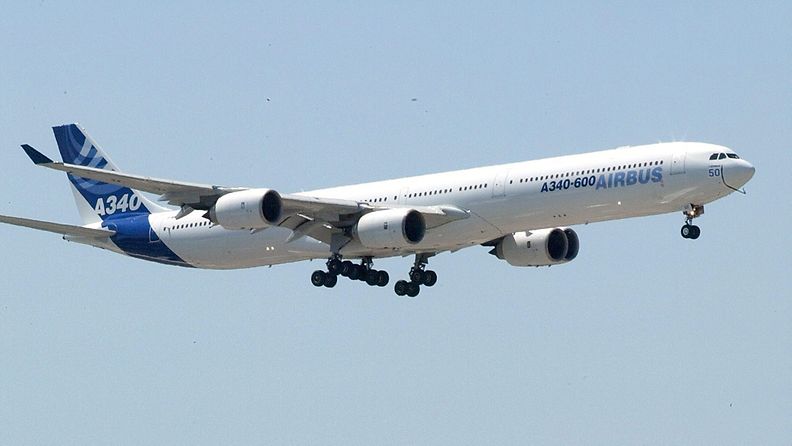 Airbus A340 lentonäytöksessä Ranskassa.
