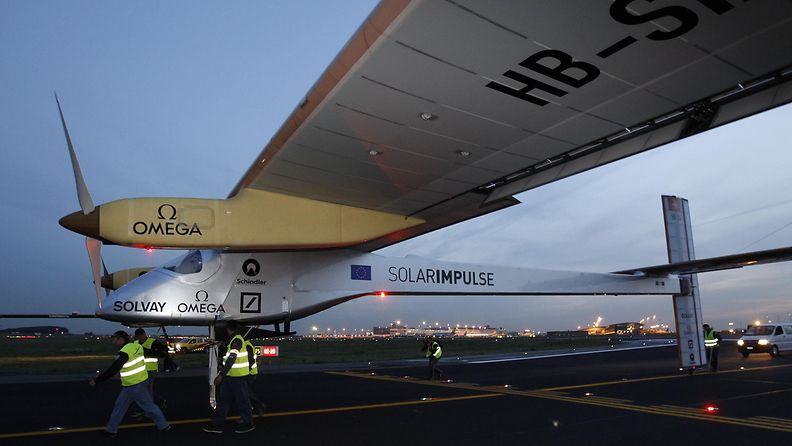 Aurinkoenergialla toimiva Solar Impulse -lentokone laskeutui Brysselin lentokentälle 13.5.2011.