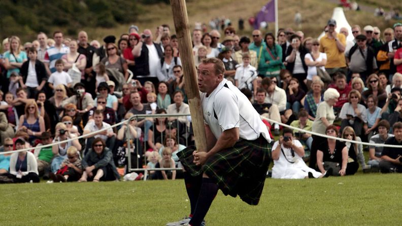 Skotlannissa klaanit kokoontuvat vuosittain perinteisiin kilpailuihin