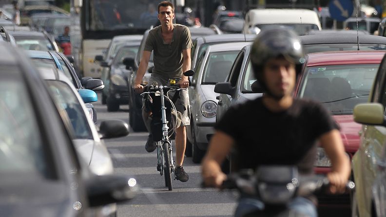 Kreikan talousongelmat hillitsevät Ateenan liikenneruuhkia, kun yhä useampi jättää auton kotiin.