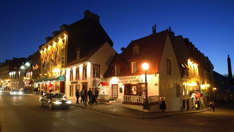 Öinen katunäkymä Quebec Cityn vanhassa kaupungissa Kanadassa.
