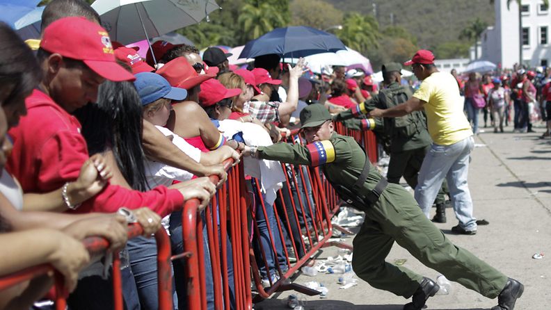 Tuhannet Chavezin kannattajat jonottivat päästäkseen jättämään hyvästinsä edesmenneelle johtajalle. EPA