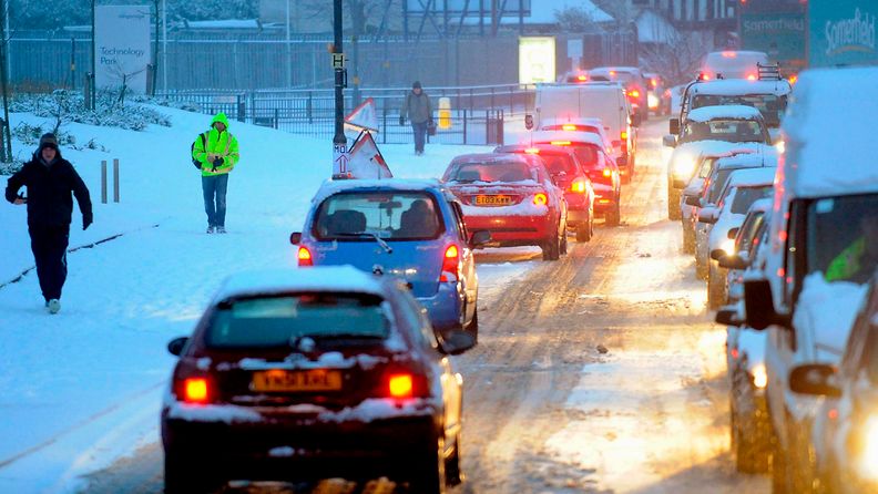Lumimyräkkä Britanniassa sotki liikennettä helmikuussa 2009. Kuva: EPA