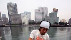 Japanilainen kauppias myymässä tonnikalaa Tokiossa.