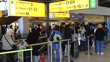 Matkustajat jonottavat vaihtaakseen lentolippunsa Amsterdam Schipholin lentokentällä Amsterdamissa 15. huhtikuuta 2010.
