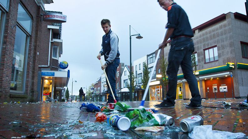Vapaaehtoiset putsaavat katuja Facebook-juhlien jäljilta Harenissa Hollannissa.