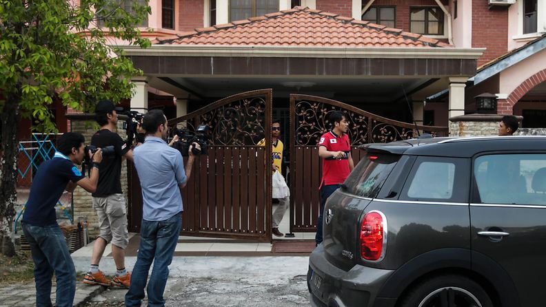 Malesian poliisi suorittaa kotietsintää kadonneen matkustajakoneen lentäjän kotona 15.3.2014.