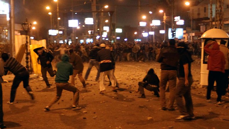 Egyptissä ainakin viisi mielenosoittajaa on kuollut ja satoja loukkaantunut kahakoissa presidentinpalatsin luona pääkaupungissa Kairossa. 