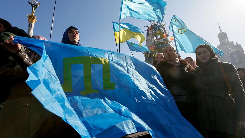 Tataarivähemmistöön kuuluvat naiset osoittavat mieltään Kiovassa Ukrainassa 8.3.2014.