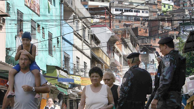 Brasilian erikoisjoukot ovat aloittaneet suuroperaation Rio de Janeiron suurimmassa slummissa 13.11.2011. Kuva: EPA