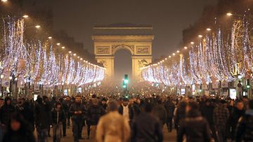 Ihmiset kerääntyivät vuoden vaihtuessa Champs Elyseelle Pariisissa.