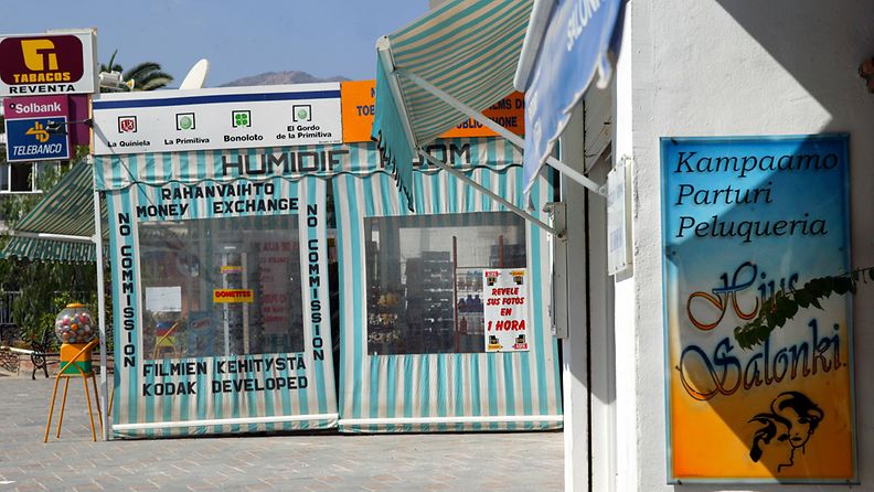 Suomenkielisiä liikkeiden mainostekstejä Fuengirolassa, Andalusiassa. Kuva: Lehtikuva