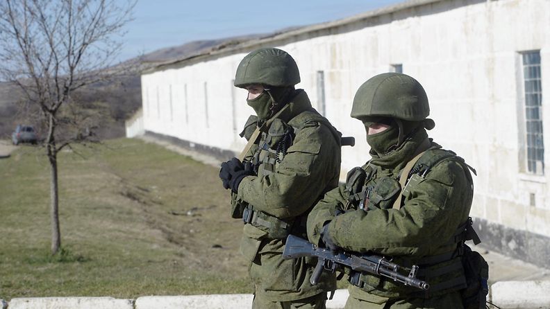 Venäläiset tunnuksettomat joukot piirittivät ukrainalaista varuskuntaa Perevalnojen kylässä Krimin niemimaalla Ukrainassa maanantaina 17. maaliskuuta 2014.