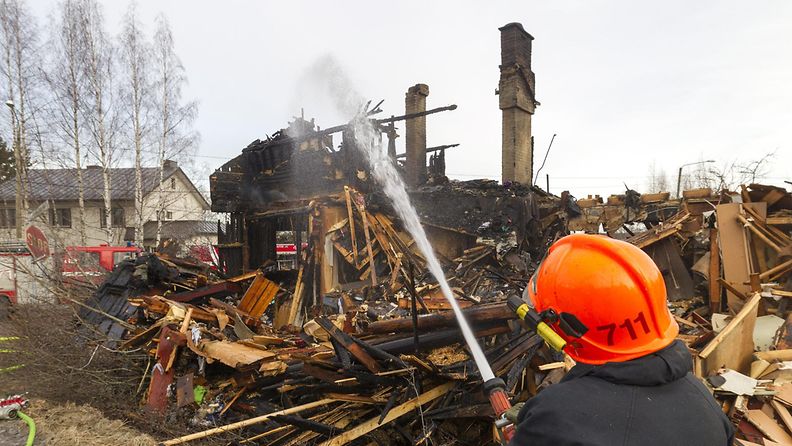 Tulipalossa tuhoutuneen omakotitalon sammutustyöt jatkuivat pitkään Sastamalassa, 17. maaliskuuta 2014