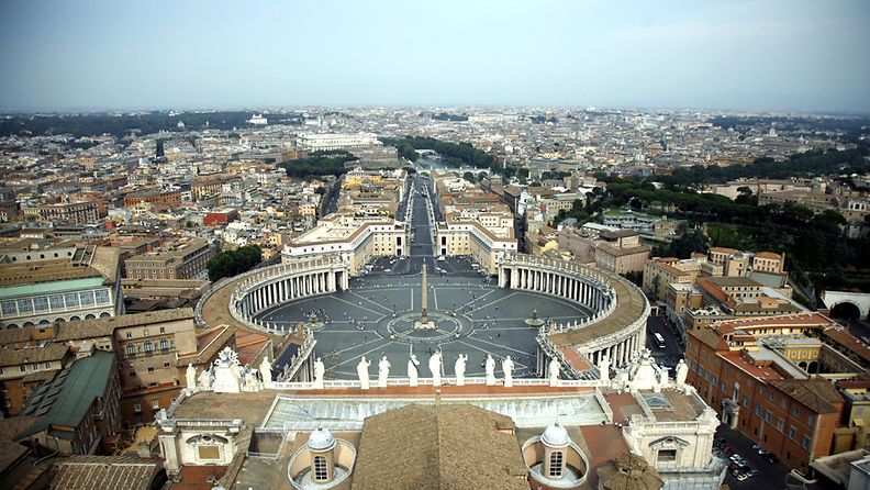 Pietarinaukio (Piazza San Pietro) Vatikaanivaltiossa (Citta del Vaticano) nähtynä Pietarinkirkon (Basilica di San Pietro) kupolista.