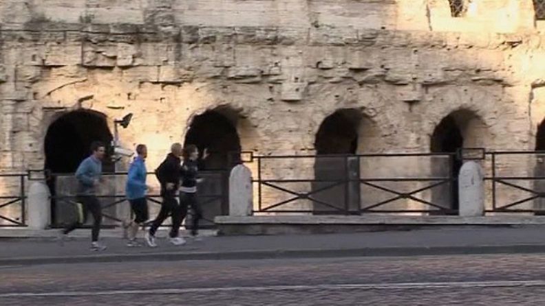 Sightseeing-retkiä tarjotaan Roomassa nyt juoksijoille myös juosten. Opas juoksee koko ajan mukana.