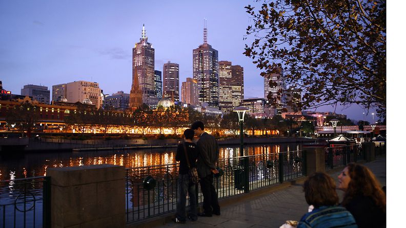 Pilvenpiirtäjiä iltavalaistuksessa Melbournen keskustassa (Kuva: Lehtikuva).