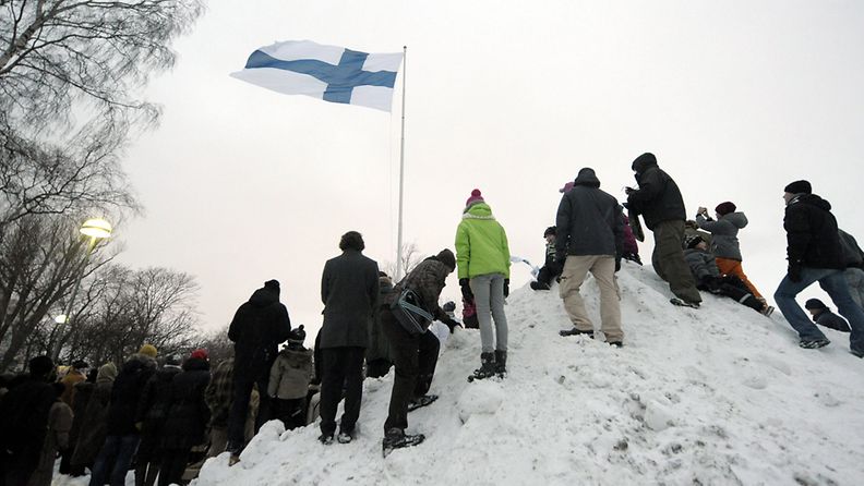 Suomen 95. itsenäisyyspäivän vietto alkoi kello yhdeksältä valtakunnallisella lipunnostolla Tähtitorninmäellä Helsingissä 6. joulukuuta 2012. 