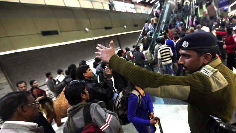 Matkustajia evakuoidaan metroasemalta pelastusharjoitukisssa Uudessa Delhissä helmikuussa 2012.