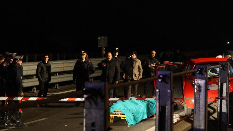 Poliisi surmapaikalla, jossa kolme ihmistä ammuttiin autoon Taranton ja Reggio Calabrian välisellä tiellä.