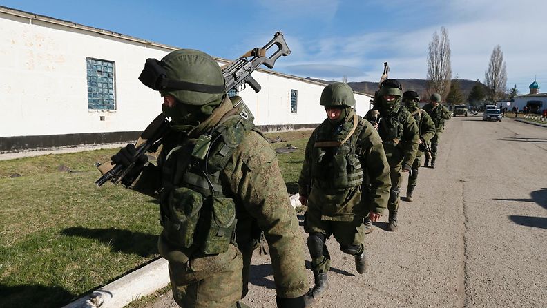 Aseistetut miehet piirittivät armeijan tukikohtaa Simferopolissa Ukrainassa 17. maaliskuuta 2014. 
