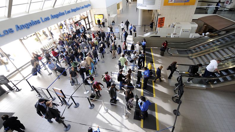 Ihmisiä Los Angelesin kansainvälisellä lentokentällä joulukuussa 2009.