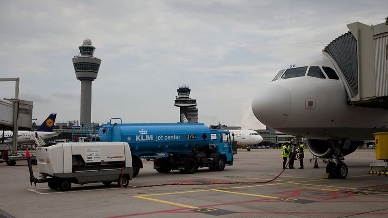 Finnairin Airbus A319 -lentokonetta tankattiin Schipholin lentokentällä Amsterdamissa 20. heinäkuuta 2011. 