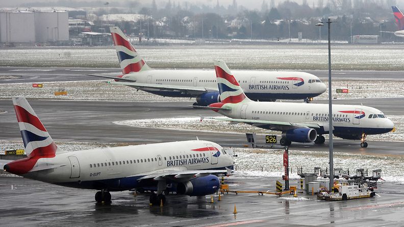 Britanniassa Lontoon Heathrow'n lentokentällä on jouduttu perumaan yli 500 lentoa lumentulon takia eilen ja tänään. 