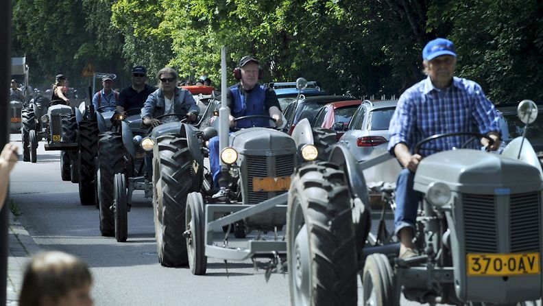 Ferguson-päivän paraati kokosi kymmeniä vanhoja traktoreita Hyvinkään kaduille 13. heinäkuuta 2013. 