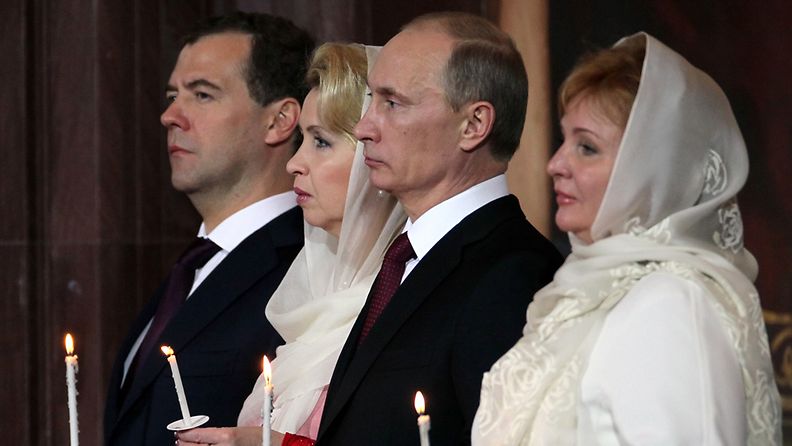 Vladimir Putin puolisonsa Ljudmila Putinan (oikealla) sekä Dmitri Medvedev vaimonsa Svetlanan kanssa pääsiäiskirkossa 24.4.2011. 