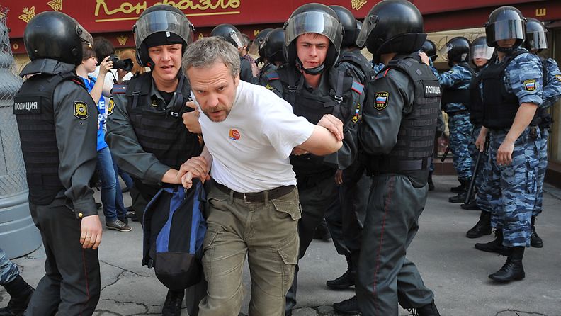Poliisi pidätti mielenosoittajia 7. toukokuuta, kun Vladimir Putin astui takaisin presidentin virkaan.