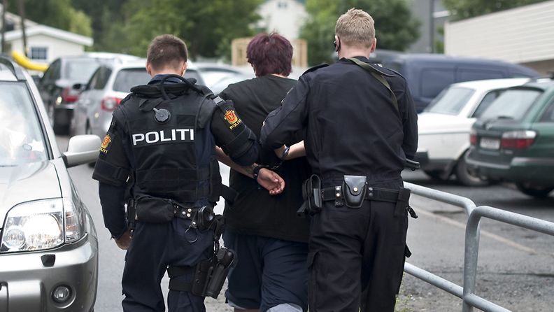 Norjan poliisi on pidättänyt miehen Sundvollenissa, jossa pääministeri Jens Stoltenberg on tapaamassa Utöyan leirisaaren ammuskelusta selvinneitä nuoria ja heidän vanhempiaan.