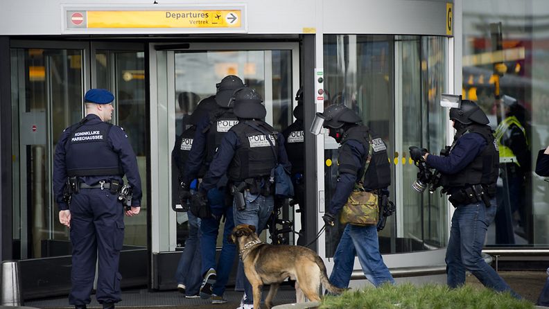Poliisit menevät sisään Schipolin kentälle. Kentän kaksi pääterminaalia evakuoitiin pommiuhkan takia 13. helmikuuta 2012.