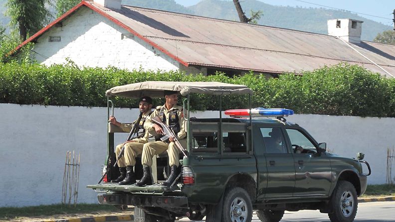 Pakistanilaiset sotilaat päivystävät paikassa, josta Osama bin Ladenin ruumiin kerrotaan löytyneen 2.5.2011. Kuva: EPA 