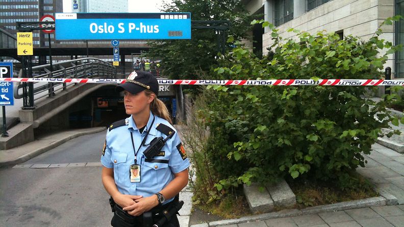 Oslon päärautatieasema evakuoitiin bussista löytyneen epäilyttävän laukun vuoksi 27.7.2011.