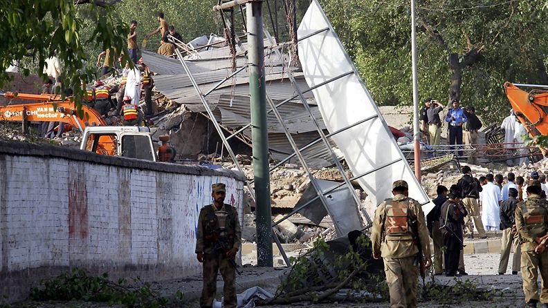 Kolmikerroksinen talo luhistui itsemurhaiskussa Pakistanissa. 