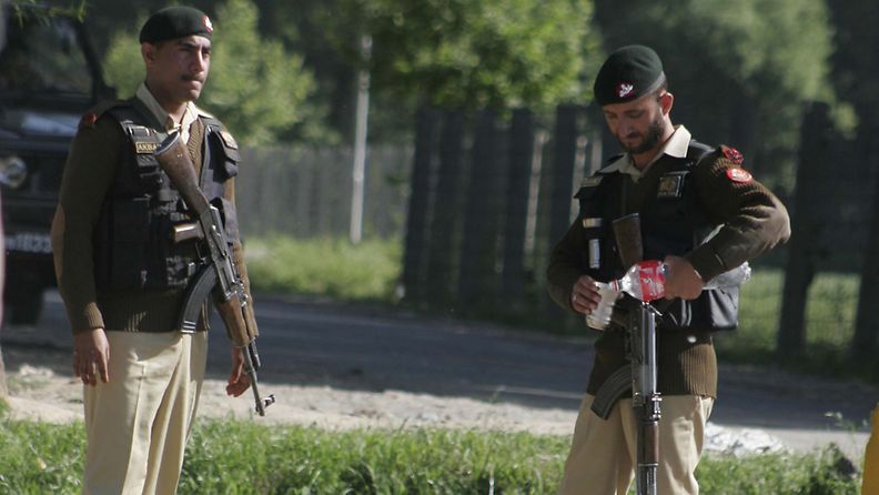 Pakistanilaiset sotilaat päivystävät paikassa, josta Osama bin Ladenin ruumiin kerrotaan löytyneen 2.5.2011. Kuva: EPA 