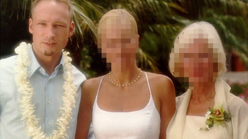 Anders Behring Breivikin manifestista löytyy myös kuva hänestä poseeraamassa äitinsä ja siskonsa kanssa.