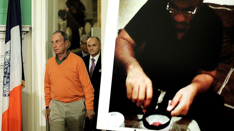 Michael Bloomberg saapumassa tiedotustilaisuuteen.