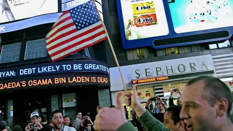 New Yorkissa juhlitaan tietoa Osama bin Ladenin kuolemasta 2.5.2011. Kuva: EPA