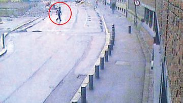 Breivik vaihtaa Grubbegatanin toiselle puolella ja jatkaa pakoaan. Pommi räjähtää klo 15.26. 