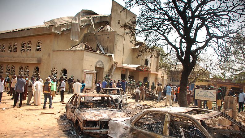 Nigeriassa Abujan lähelle tehdyssä pommi-iskussa kirkkoon kuoli 30 ihmistä. 