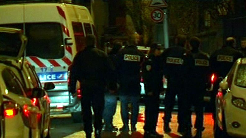 Ranskan poliisi piirittää Toulousen ampujan taloa. 