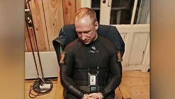 Anders Behring Breivik heti pidätyksen jälkeen Utöyalla.