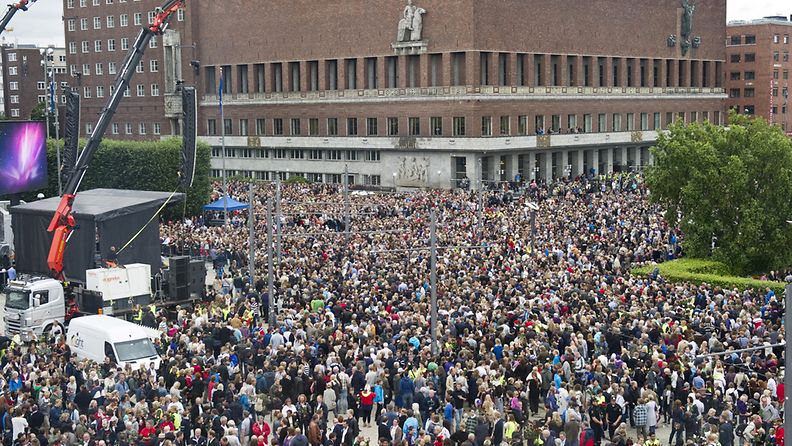 Oslossa yli 100000 osallistui muistomarssille 25.7.2011.
