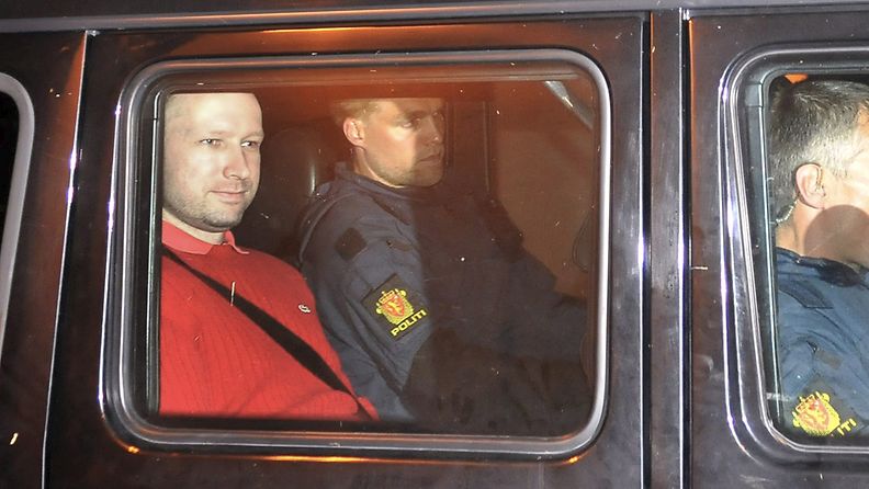 Norjan joukkosurmista syytetty Anders Behring Breivik lähdössä oikeustalolta 25.7.2011.