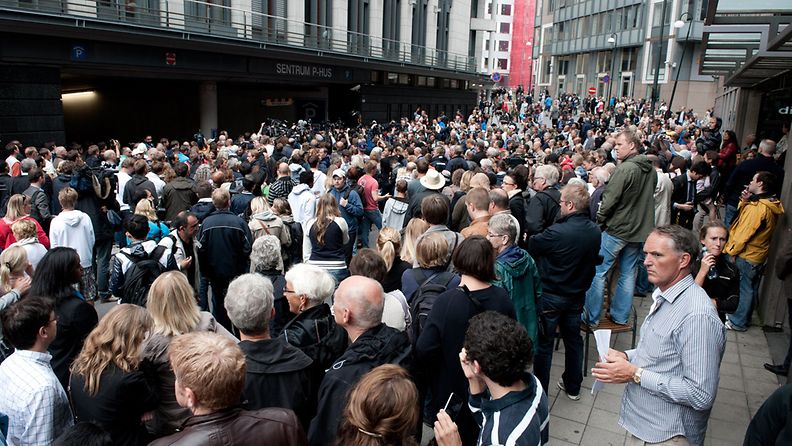 Lehdistön edustajat ja tavallisia kansalaiset odottavat joukkosurmista syytettyä  Anders Behring Breivikiä oikeustalon edessä 25.7.2011.