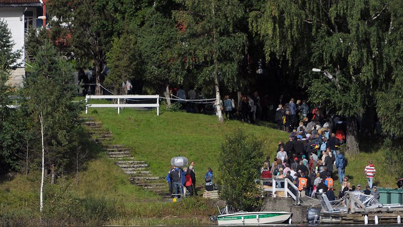 Norjassa Utöyan leirisaaren ammuskelusta selvinneet vierailivat tragedian tapahtumapaikalla 20.8.2011. 
