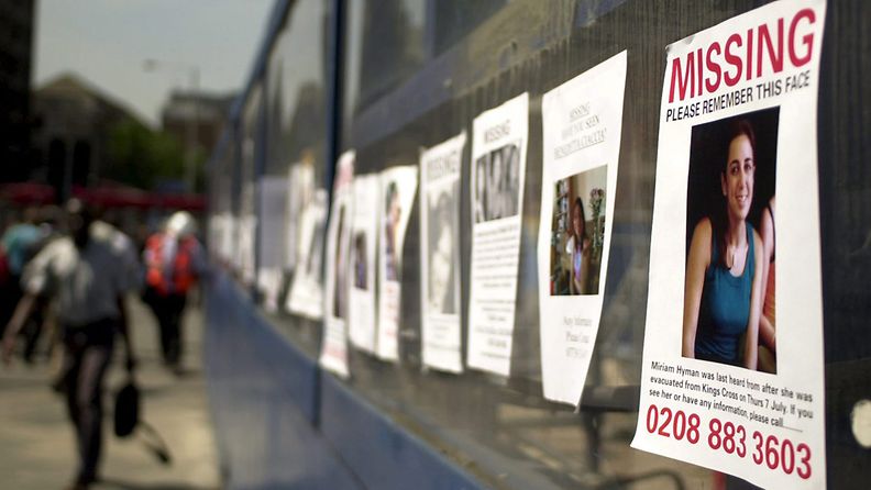 Ihmiset etsivät päiväkausia kadoksissa olleita omaisiaan Lontoon vuoden 2005 pommi-iskujen jälkeen.