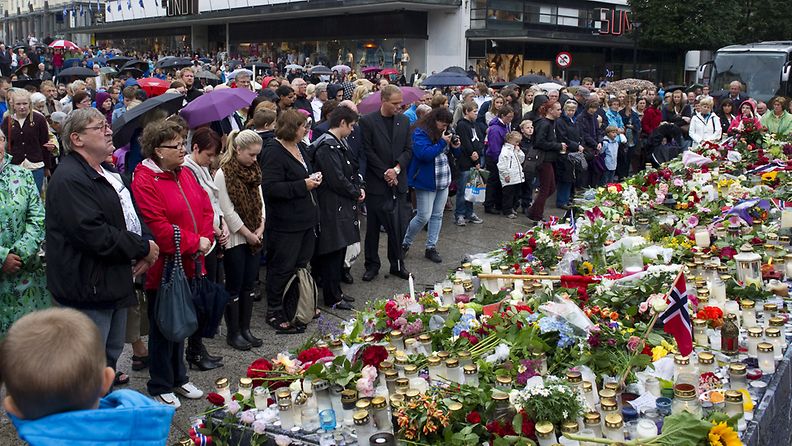 Norjalaiset surivat joukkosurmassa menehtyneitä uhreja hiljaisen hetken aikana 25.7.2011.